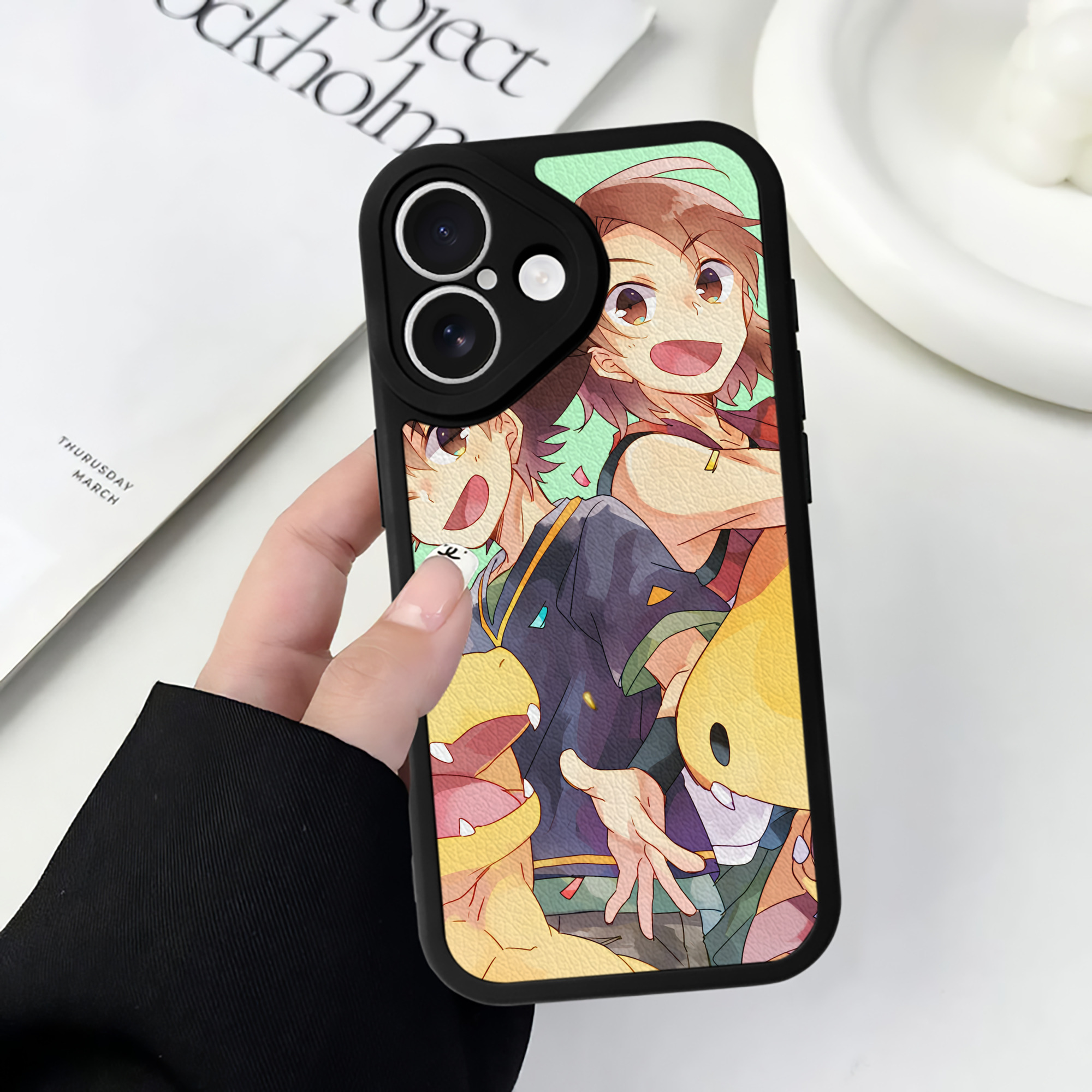 （画像用） Digimon デジタルモンスター/デジモン 【iPhone 16シリーズ対応】シリコンスマホケース（レザー調） 材質：シリコン